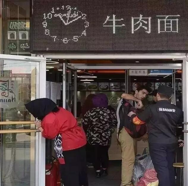 吃碗牛肉面也要進(jìn)行安全檢查，可見網(wǎng)友所言非虛